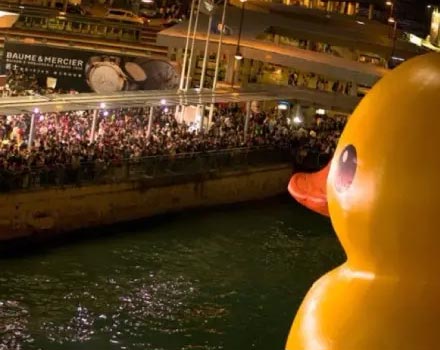 愚蠢的人类大黄鸭配图